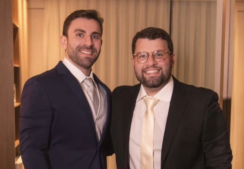 Quem esteve aniversariando na última semana foi o arquiteto Felipe de Mello, na foto com o irmão, Henrique. As comemorações foram em família. Parabéns!  