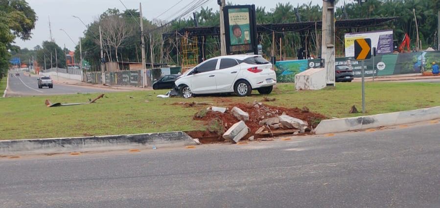 Um motorista perdeu o controle do veículo, um Hyundai HB20, subiu a rotatória no cruzamento com a avenida Paulo Frota e colidiu