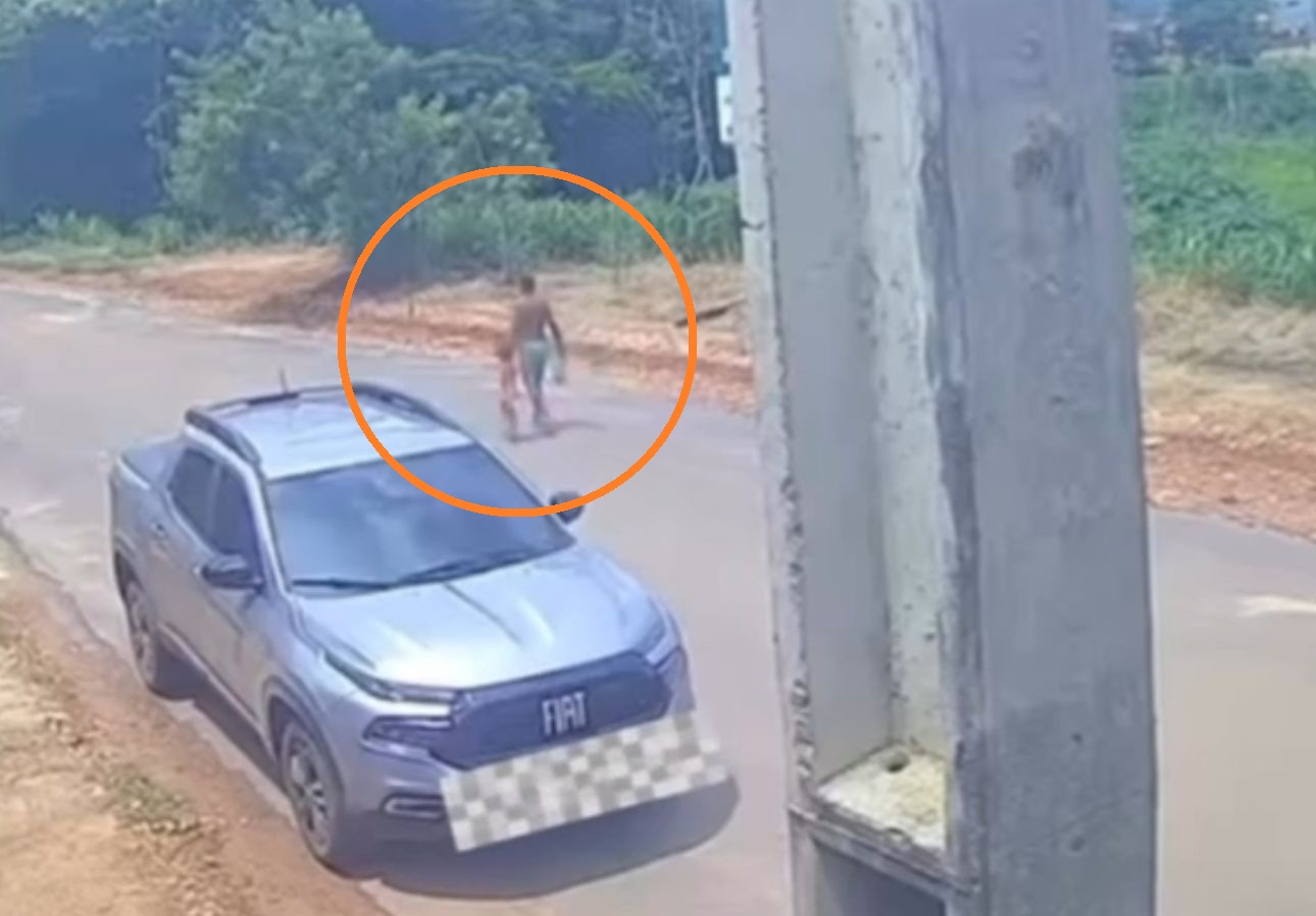 Câmera de segurança mostram homem levando criança de aproximadamente 3 anos para área de mata em Canaã dos Carajás, no Pará  - 