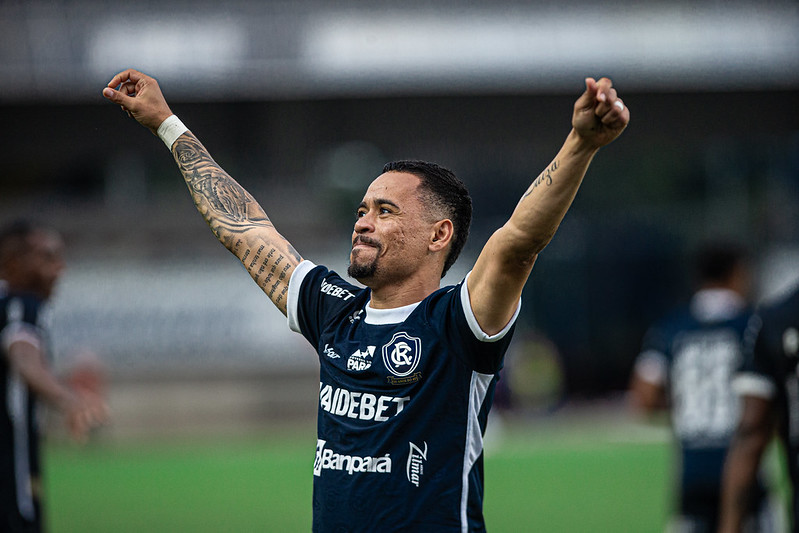 Pikachu lamentou o gramado ruim do Mangueirão - 