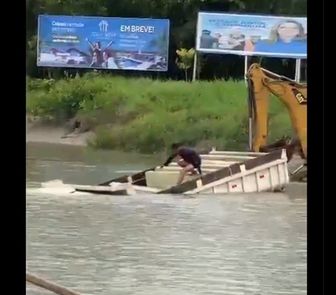 Imagem - Freio falha e caminhão caçamba vai parar no rio durante travessia em Colares