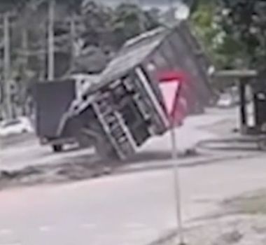 Imagem - Caminhão carregado de carvão tomba em Marabá quase acerta pedestre e motociclista