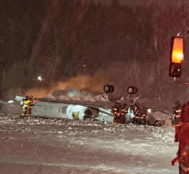 Imagem - Um avião com 8 pessoas cai durante decolagem nos Estados Unidos
