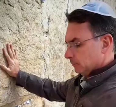 Imagem - Flávio Bolsonaro se batiza no Rio Jordão e ora no Muro das Lamentações