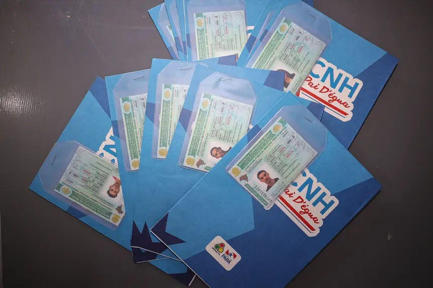 Após a matrícula, começam as fases práticas do processo, como exames médicos, coleta biométrica e as aulas para formação de condutores