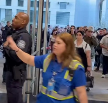 Imagem - Em Miami, aeroporto é esvaziado após suspeita de bomba em bagagem suspeita