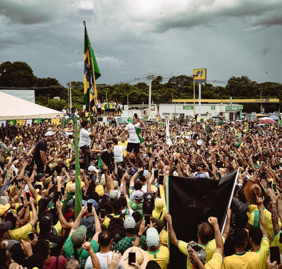(Ato na Praça do Cruzeiro, em Brasília) 