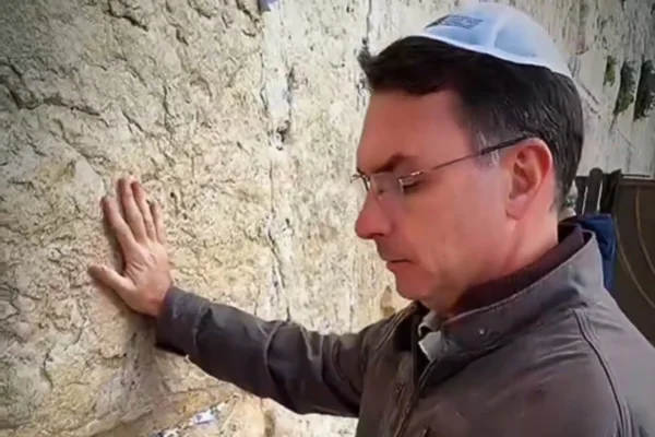 Senador cumpre agenda no Oriente Médio e repete gestos feitos por Jair Bolsonaro em 2018