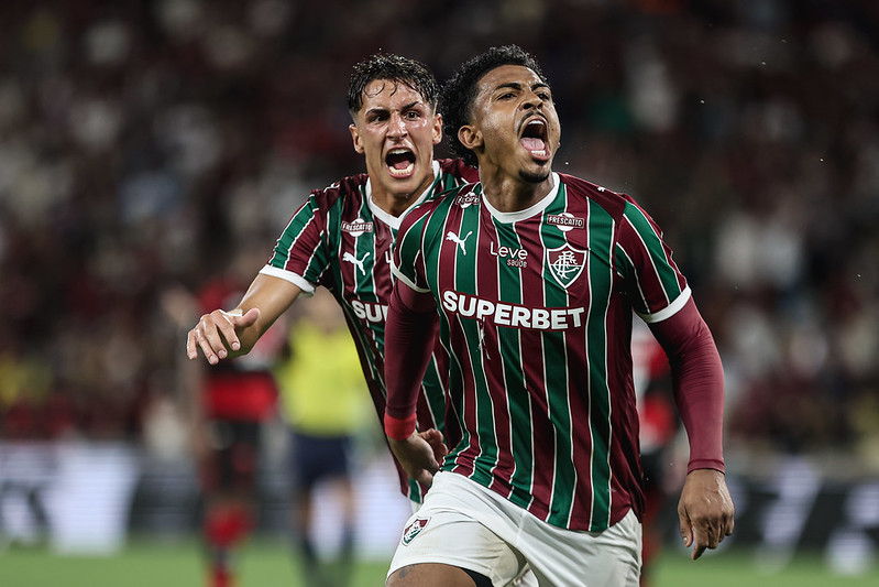 Serna e John Kennedy marcaram na vitória do Flu - 