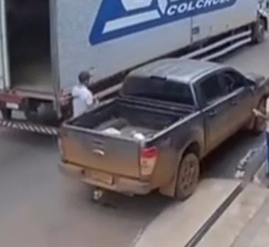 Imagem - Homem é atingido por porta de caminhão em avenida de Parauapebas