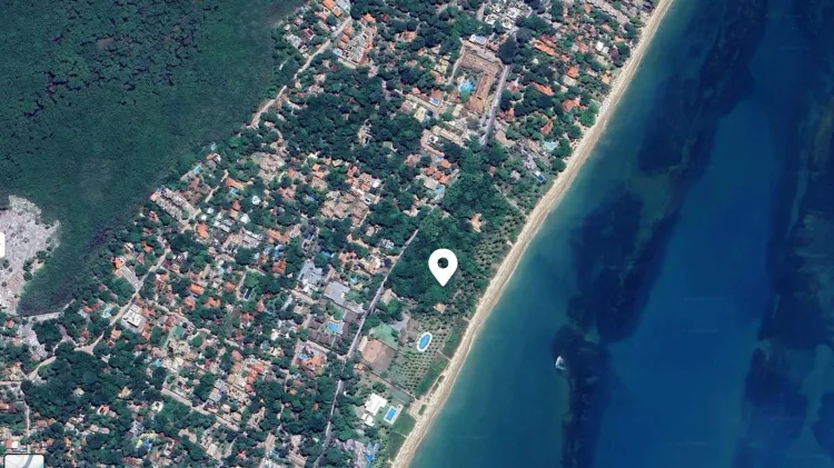 (A construção é irregular porque está situado em local tombado, sem autorização prévia do Iphan, como versa a lei.)