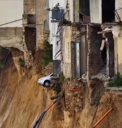 Imagem - Moradores são retirados de cidade italiana após deslizamento de terra