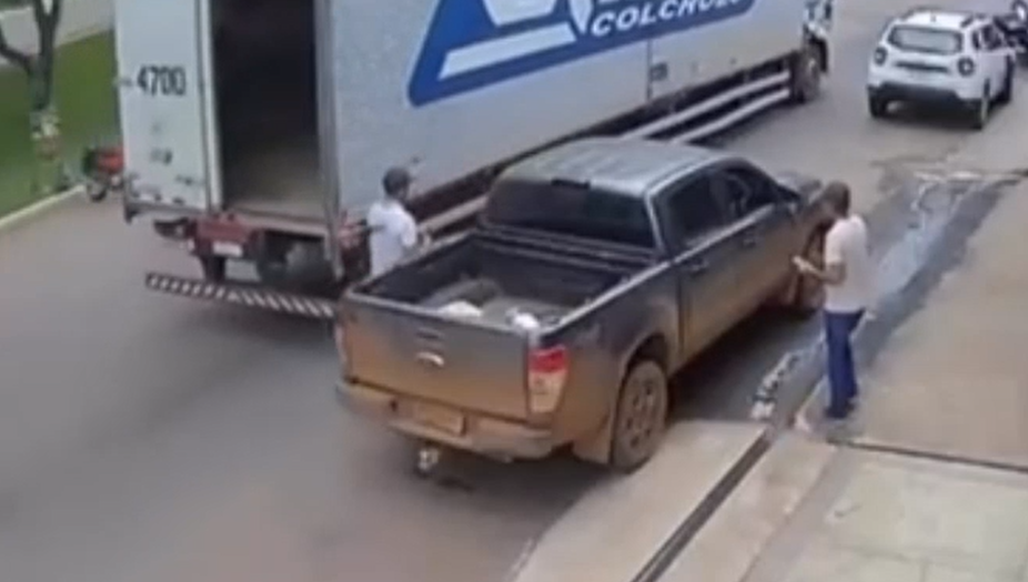 Imagem - Homem é atingido por porta de caminhão em avenida de Parauapebas