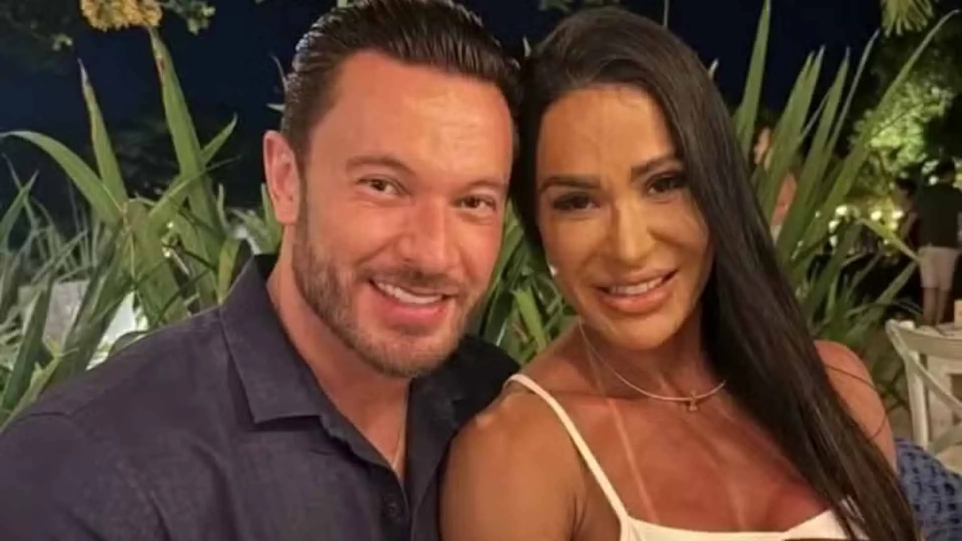 Gracyanne Barbosa surge com novo companheiro em evento de gala em São Paulo