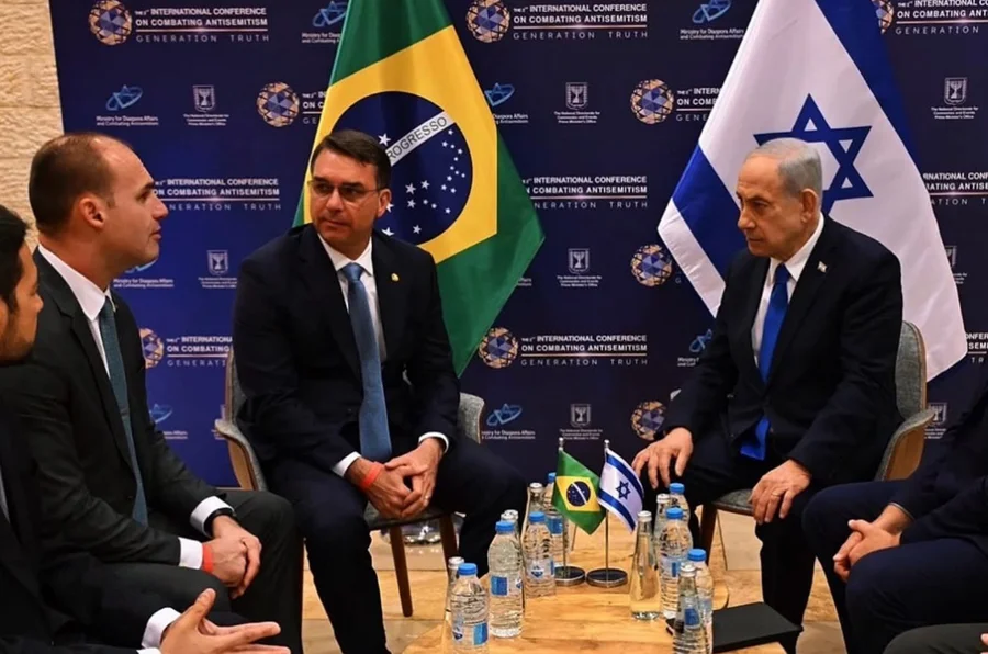 Senador fez a declaração durante conferência sobre combate ao antissemitismo e se reuniu com o premiê israelense