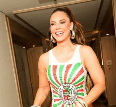 Imagem - Paolla Oliveira surpreende com maiô super cavado no ensaio da Grande Rio