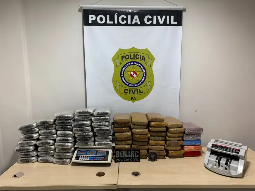 Polícia apreendeu 78 tabletes de cocaína após uma mulher ser presa em flagrante deixando imóvel. 