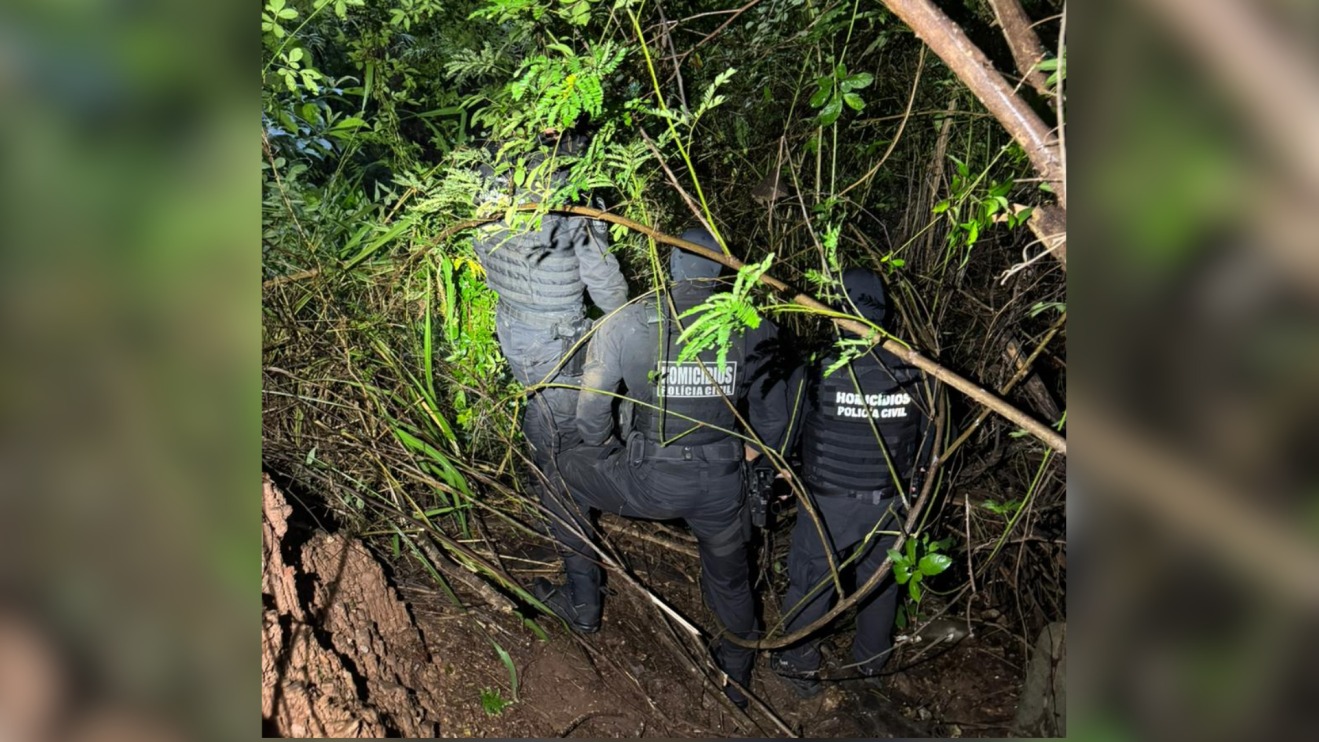 Segundo a investigação, ele utilizou as escadas para transportar o corpo e evitar o registro das câmeras de segurança do condomínio
