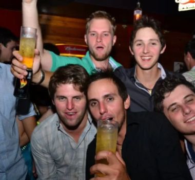 Imagem - Treze anos depois, sobrevivente da Boate Kiss divulga foto antes da tragédia