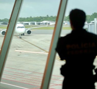 Imagem - Mulher usa documento falso para voar no lugar de outra e é presa no aeroporto de Belém