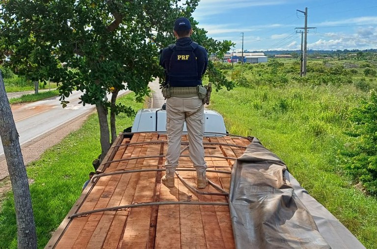 Carga transportada apresentava divergência entre o volume real e o declarado na documentação florestal