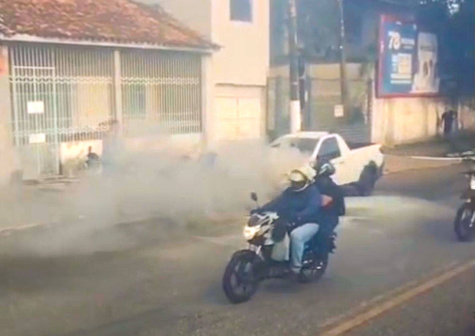 Carro pega fogo em meio a Rua Curuçá, no Telégrafo, em Belém - 