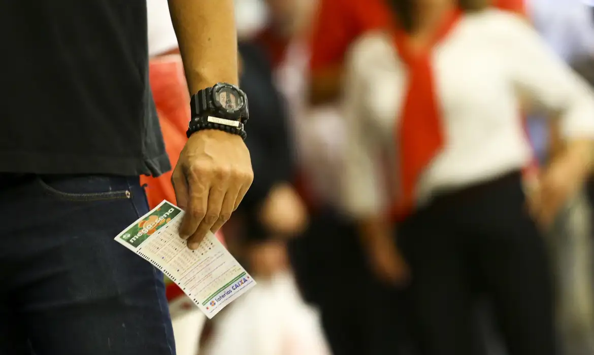 Mega-Sena acumula novamente. 