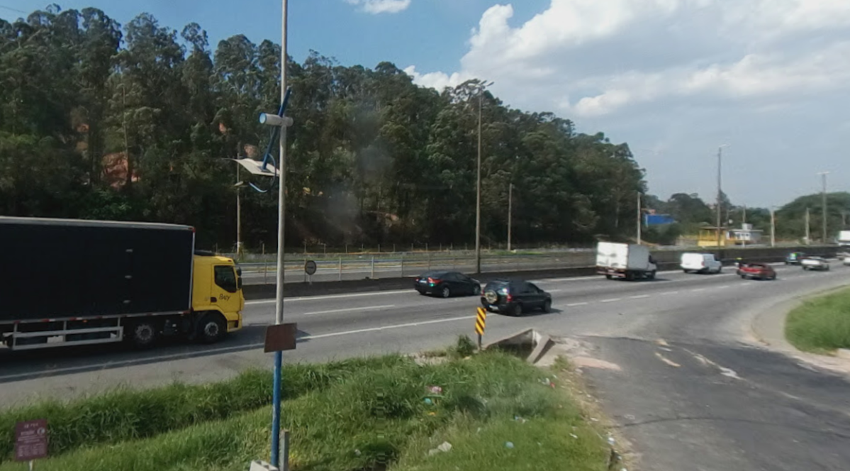 Quatro pessoas morrem em colisão entre carro e caminhão na Régis Bittencourt