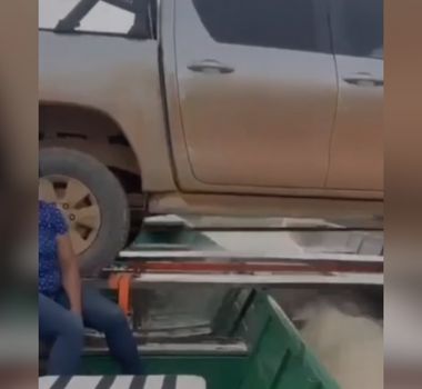 Imagem - Vídeo mostra caminhonete sendo transportada sobre voadeiras no interior do Pará