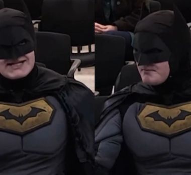 Imagem - Fantasiado de Batman, ativista acusa prefeitura de Santa Clara de omissão contra ações do ICE