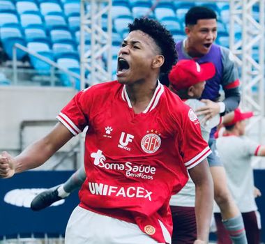 Imagem - Time tradicional despenca de líder a vice-lanterna no estadual após perda de pontos