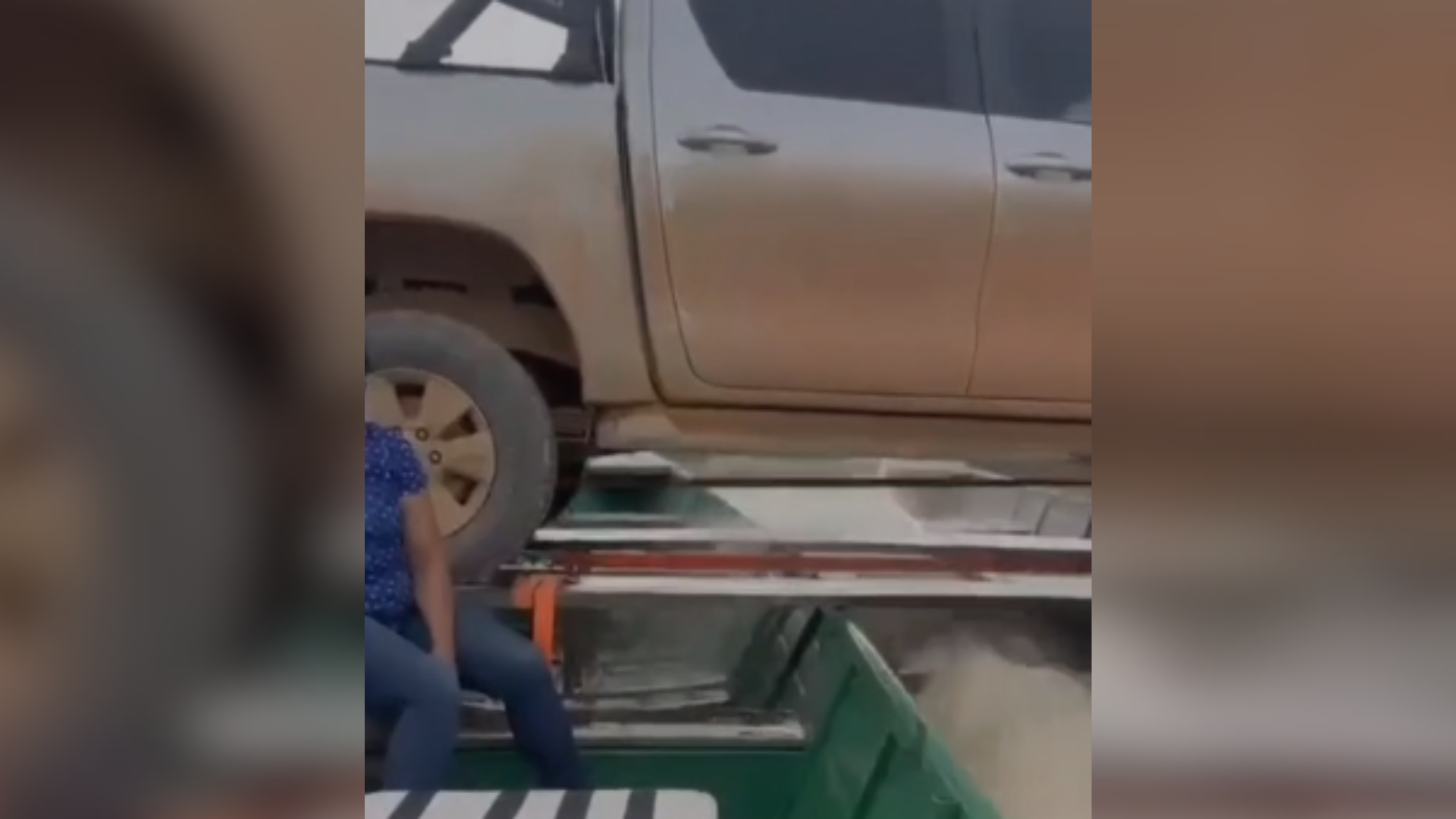 Imagem - Vídeo mostra caminhonete sendo transportada sobre voadeiras no interior do Pará