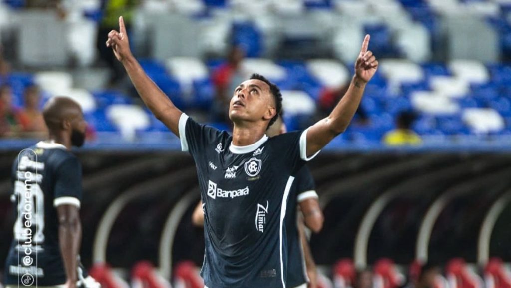 Dodô com a camisa do Remo 