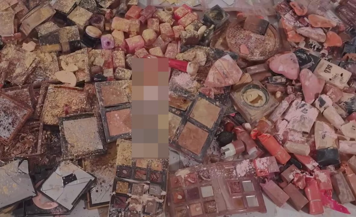 Maquiagens destruídas em protesto -