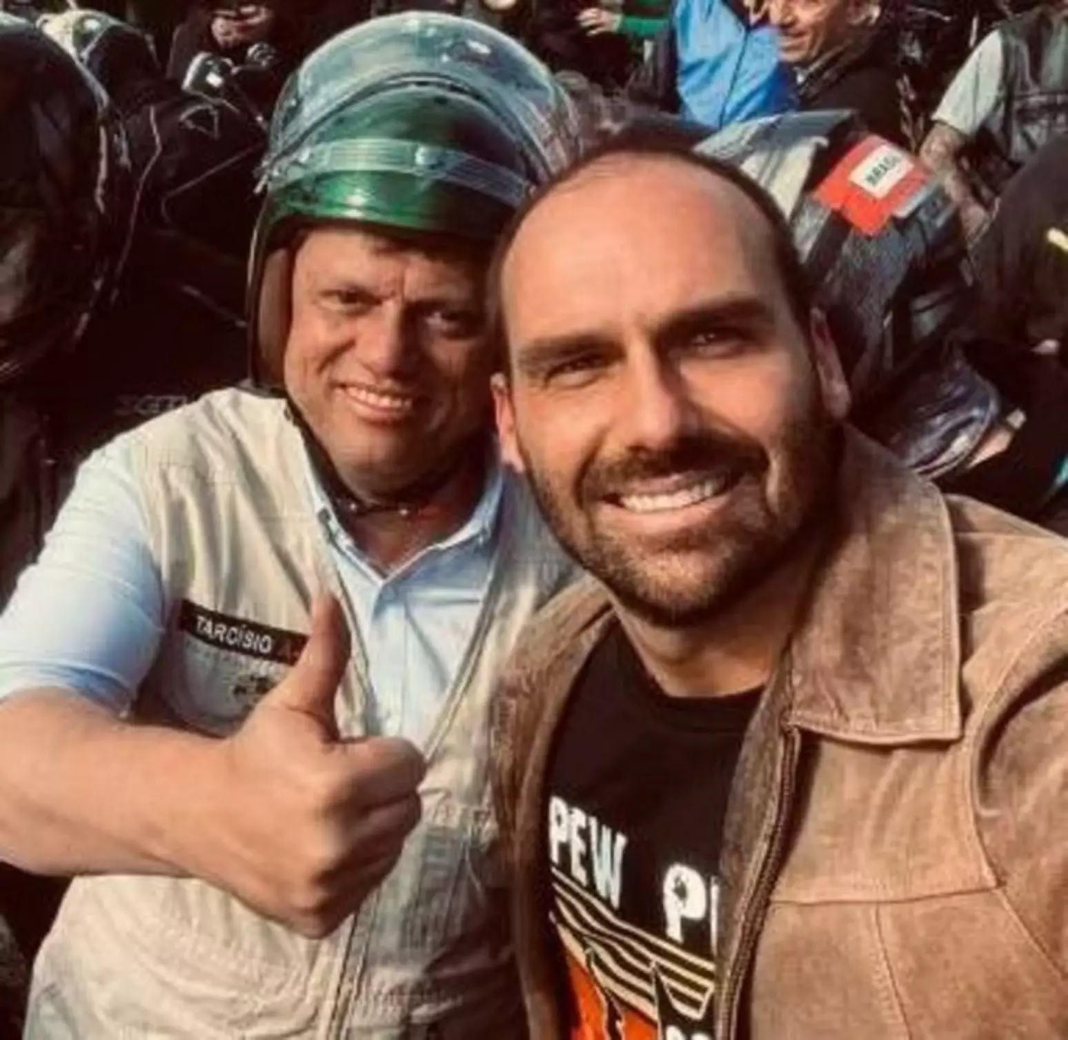 (O governador de São Paulo Tarcísio e Eduardo Bolsonaro em uma manifestação pacífica) 