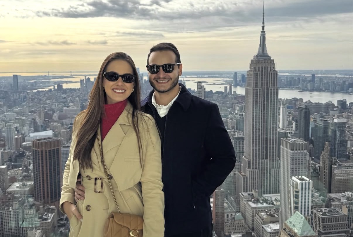 Vitória e Matheus Tofolo rindo de orelha a orelha, depois que souberam que a cegonha está a caminho. Em contagem regressiva para a chegada do baby, a vovó Julita Tofolo.  
