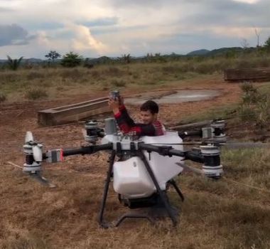 Imagem - Homem entra em drone agrícola de grande porte e vídeo viraliza nas redes sociais
