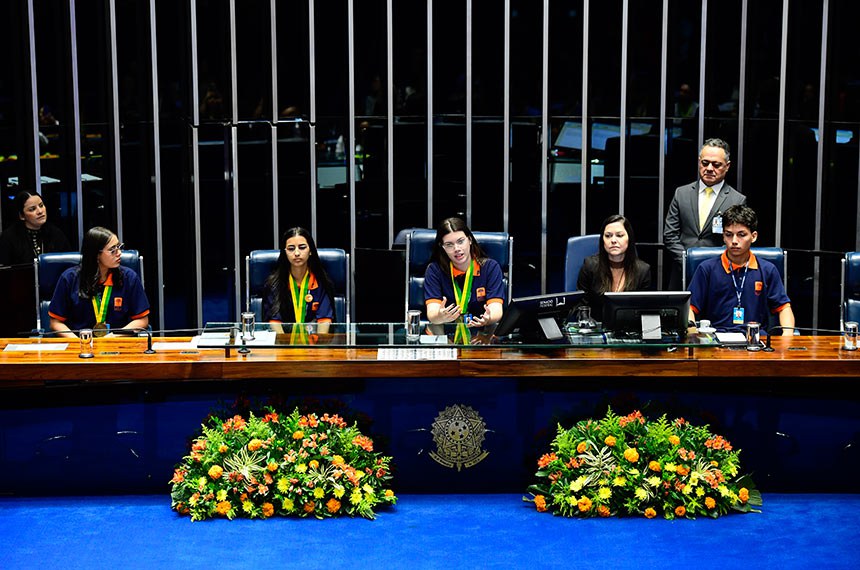 (Jovens senadores, vencedoras da redação de 2025, no Plenário do Senado)