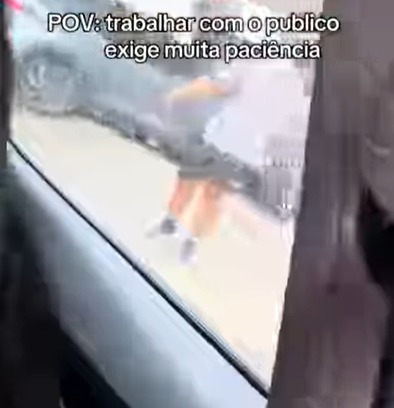 (Momento que o condutor grava a recusa do passageiro entrar no veículo e pede que o condutor se aproxime mais)