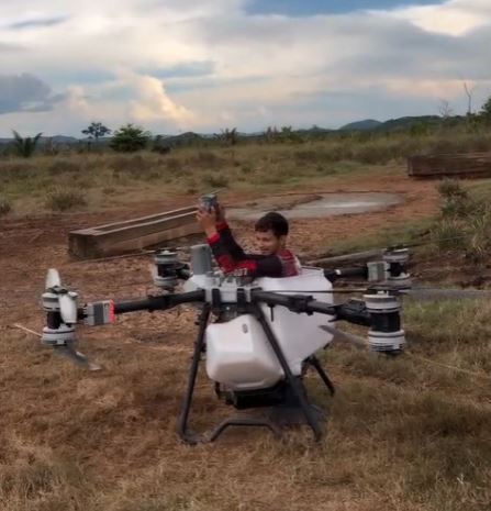 Imagem - Homem entra em drone agrícola de grande porte e vídeo viraliza nas redes sociais