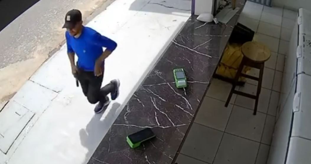 Sem encontrar dinheiro no caixa, o criminoso fugiu após ter a ação frustrada.