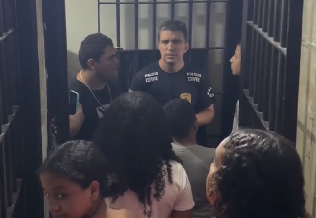 Delegado leva jovens a presídio e usa realidade do cárcere como alerta contra o crime; assista

