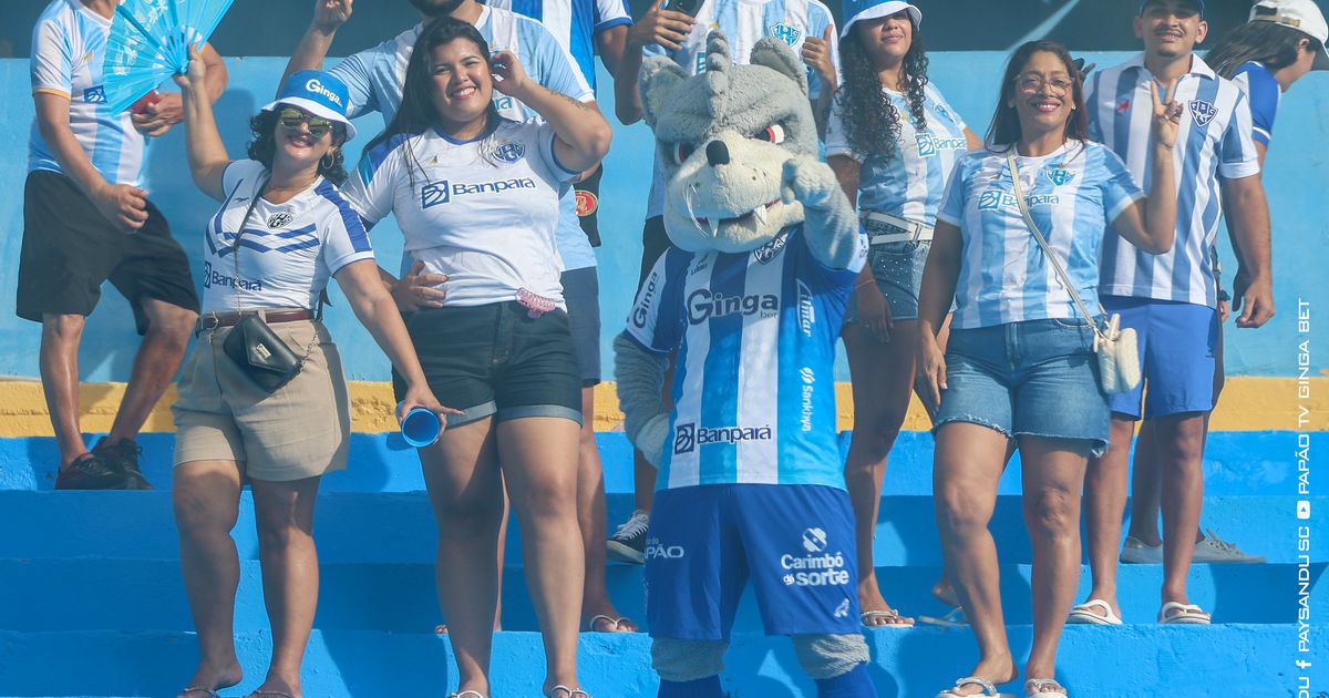 Torcida bicolor no Estádio da Curuzu -
