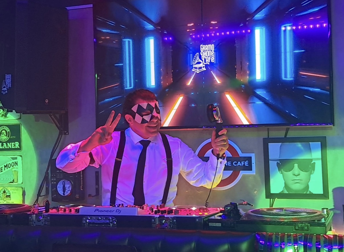 Dj Fred Fadel em plena performance 