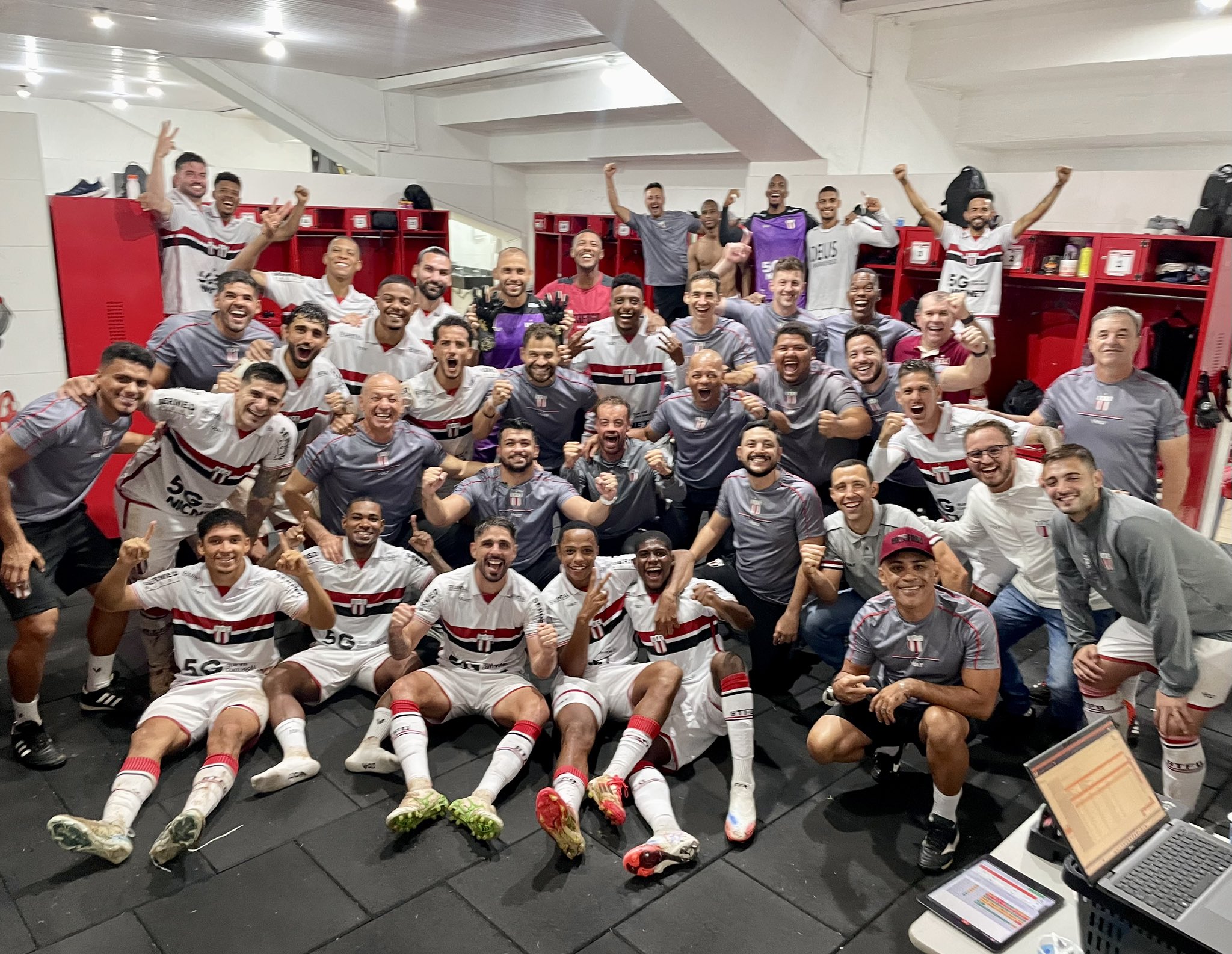 Elenco do Pantera comemora vitória - 