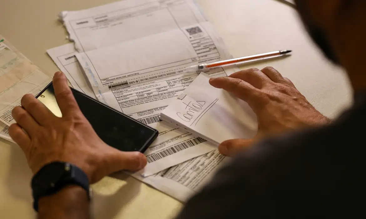 (O reajuste de 6,79%, equivalente a R$ 103, foi oficializado pelo Decreto 12.797/2025.)