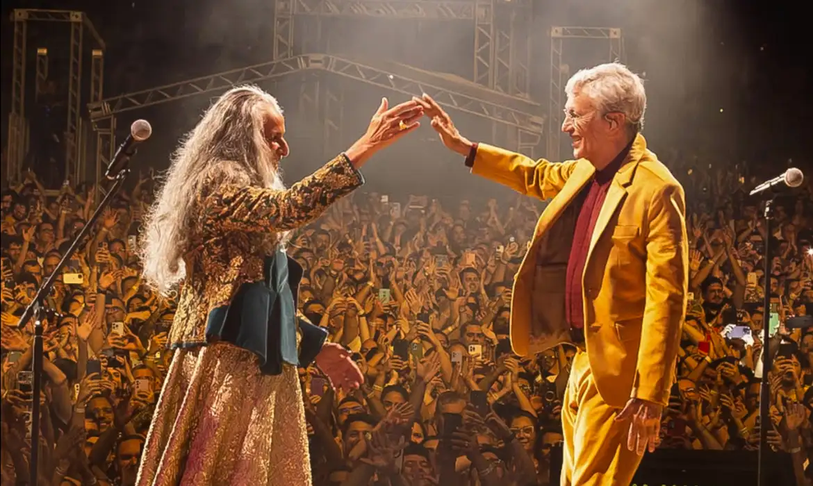 (Os irmãos Caetano Veloso e Maria Bethânia)