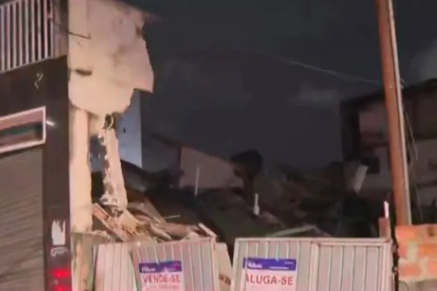 Imagem - Prédio de quatro andares desaba durante a madrugada em Guarulhos
