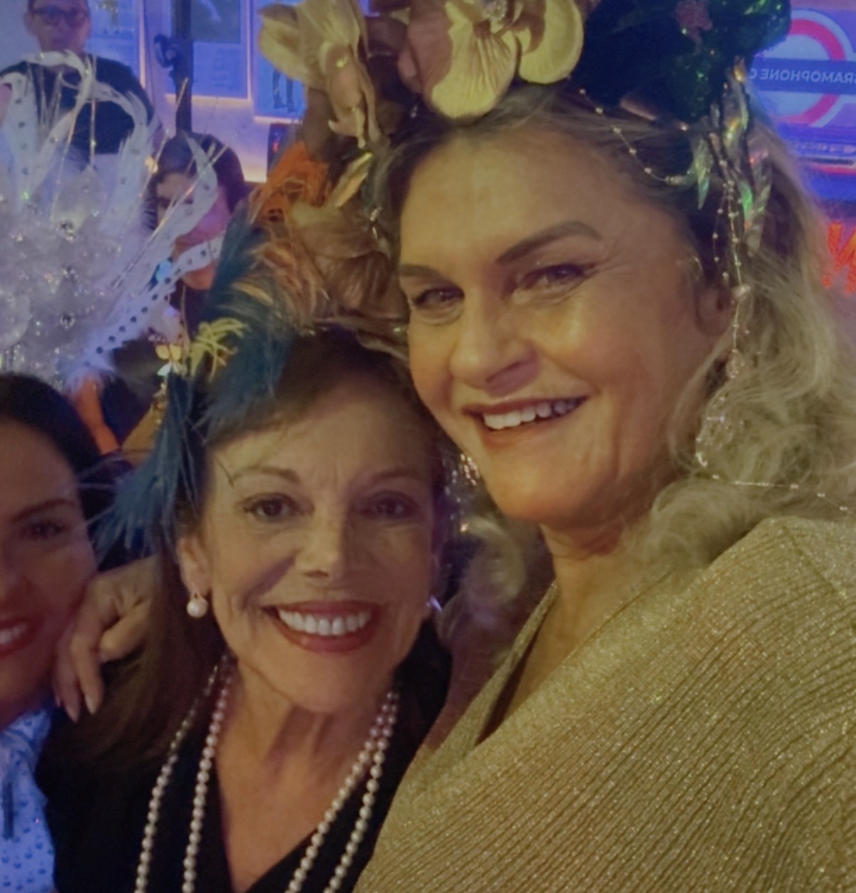 A colunista com a amiga Safira Benzecry 