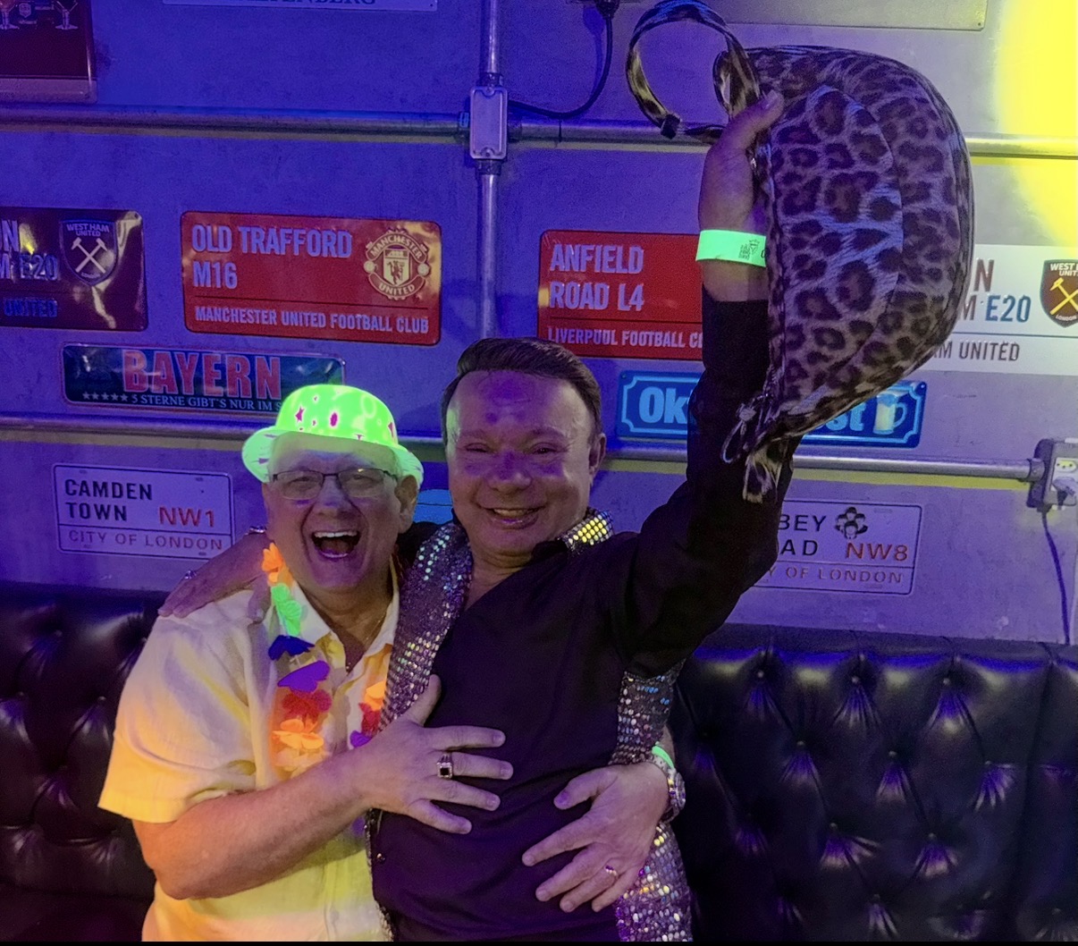 Waldemar Coelho e Beto Queiroz, que, durante a noite, deu início às comemorações do seu aniversário 